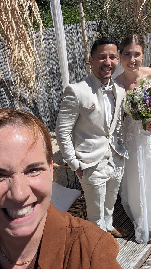 Traurednerin Vanessa Gutherz macht ein Selfie mit dem strahlenden Brautpaar nach der Zeremonie